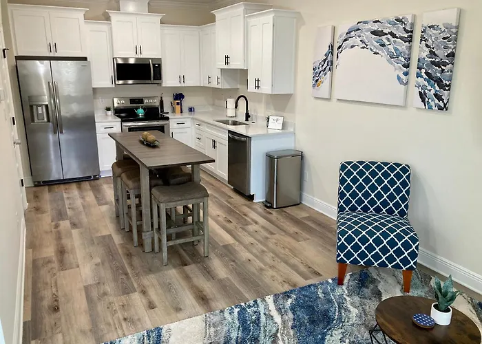 Downtown, Bay Views, Fish Market, And Blue Angels! Holiday home Pensacola