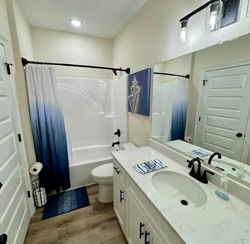 Downtown, Bay Views, Fish Market, And Blue Angels! Holiday home *