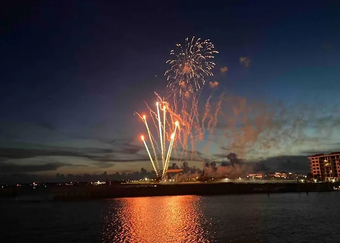 Holiday home Downtown, Bay Views, Fish Market, And Blue Angels! Pensacola