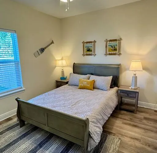 Downtown, Bay Views, Fish Market, And Blue Angels! Holiday home