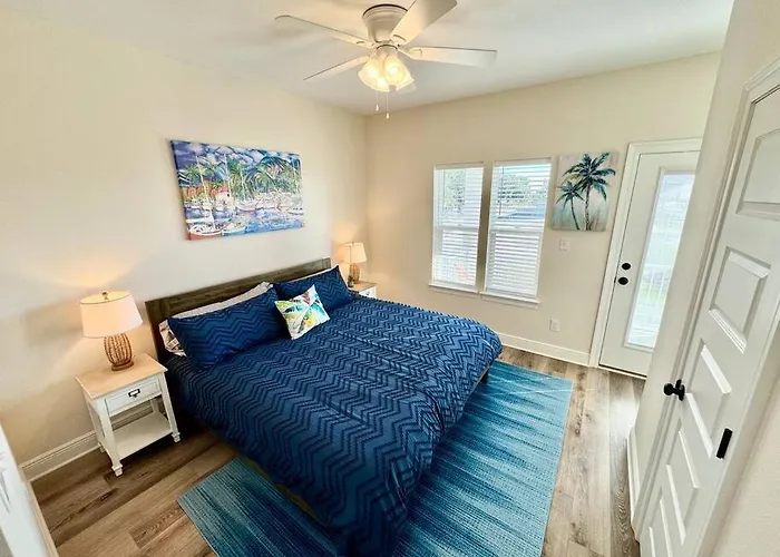Downtown, Bay Views, Fish Market, And Blue Angels! Holiday home *